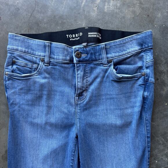 Torrid Bombshell Flare Jeans Women's 14R Blue Premium Stretch Denim Five Pockets - Picture 3 of 12